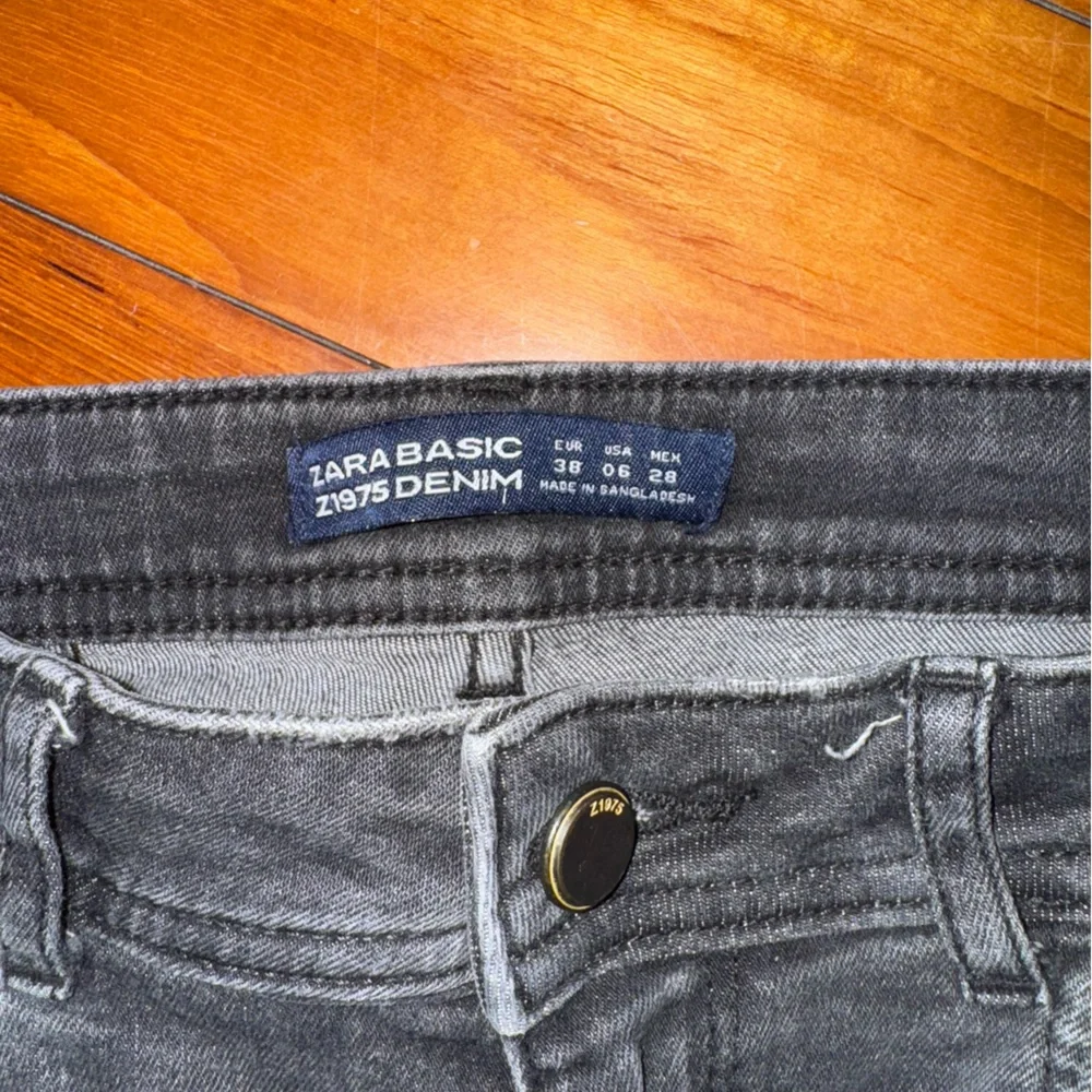 Stylish Distressed Black Jeans with Zipper Details Zara size 6 - Picture 3 of 7